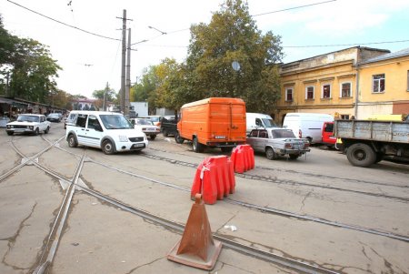 В районе «Привоза» устраняют аварию на водопроводе (фоторепортаж)