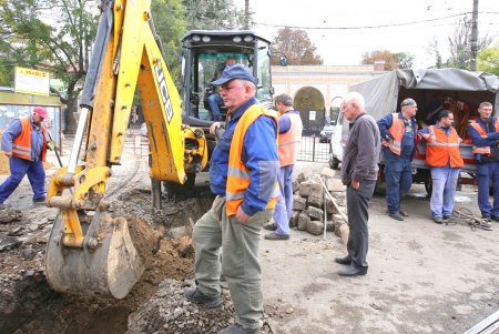 В районе «Привоза» устраняют аварию на водопроводе (фоторепортаж)