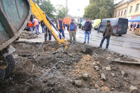 В районе «Привоза» устраняют аварию на водопроводе (фоторепортаж)