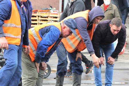 В районе «Привоза» устраняют аварию на водопроводе (фоторепортаж)