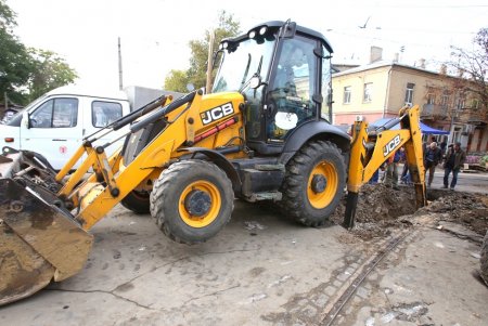 В районе «Привоза» устраняют аварию на водопроводе (фоторепортаж)