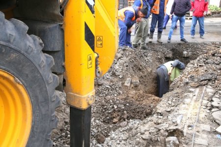 В районе «Привоза» устраняют аварию на водопроводе (фоторепортаж)