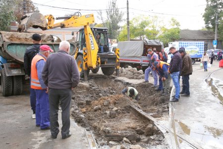 В районе «Привоза» устраняют аварию на водопроводе (фоторепортаж)