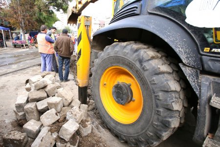 В районе «Привоза» устраняют аварию на водопроводе (фоторепортаж)