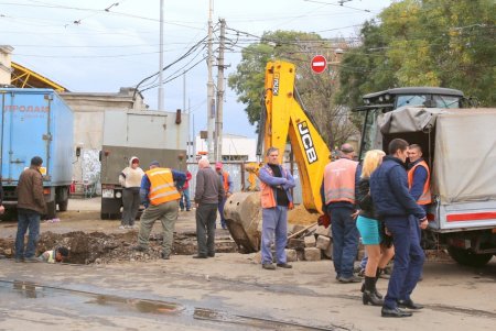 В районе «Привоза» устраняют аварию на водопроводе (фоторепортаж)