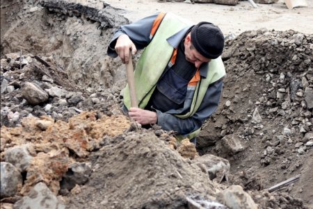 В районе «Привоза» устраняют аварию на водопроводе (фоторепортаж)