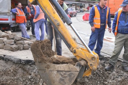 В районе «Привоза» устраняют аварию на водопроводе (фоторепортаж)
