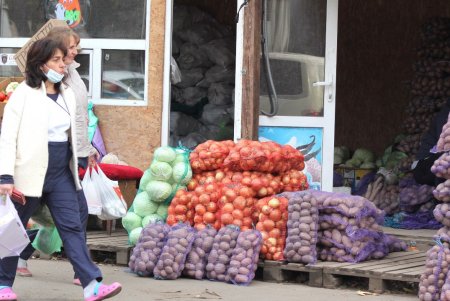 В районе Преображенского парка торговцы устроили незаконную площадку для оптовой торговли овощами (фоторепортаж)