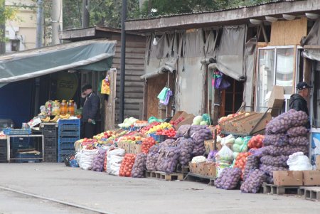В районе Преображенского парка торговцы устроили незаконную площадку для оптовой торговли овощами (фоторепортаж)