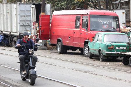 В районе Преображенского парка торговцы устроили незаконную площадку для оптовой торговли овощами (фоторепортаж)