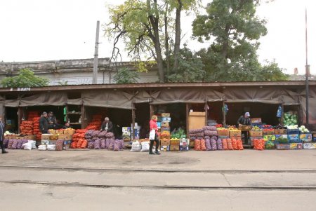 В районе Преображенского парка торговцы устроили незаконную площадку для оптовой торговли овощами (фоторепортаж)