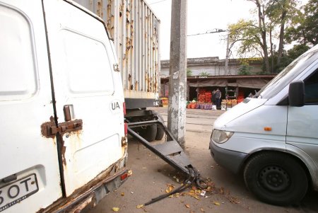 В районе Преображенского парка торговцы устроили незаконную площадку для оптовой торговли овощами (фоторепортаж)
