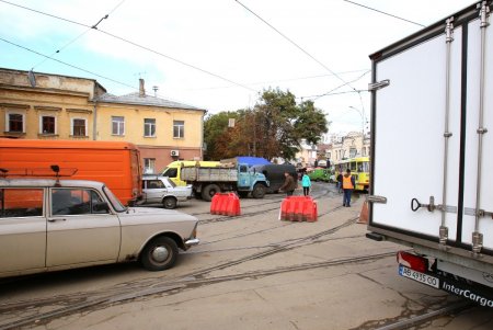 В районе Преображенского парка торговцы устроили незаконную площадку для оптовой торговли овощами (фоторепортаж)