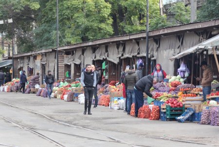 В районе Преображенского парка торговцы устроили незаконную площадку для оптовой торговли овощами (фоторепортаж)