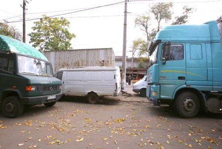 В районе Преображенского парка торговцы устроили незаконную площадку для оптовой торговли овощами (фоторепортаж)