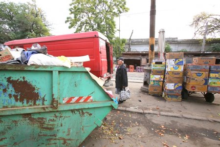 В районе Преображенского парка торговцы устроили незаконную площадку для оптовой торговли овощами (фоторепортаж)