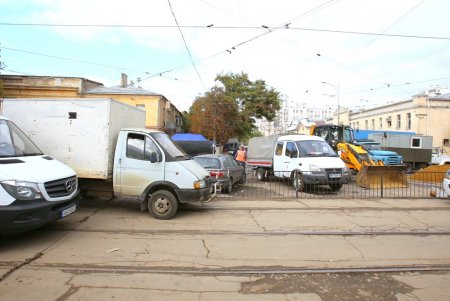 В районе Преображенского парка торговцы устроили незаконную площадку для оптовой торговли овощами (фоторепортаж)