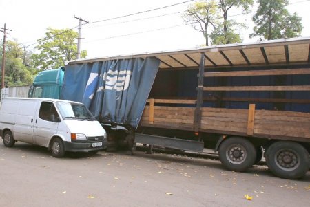 В районе Преображенского парка торговцы устроили незаконную площадку для оптовой торговли овощами (фоторепортаж)