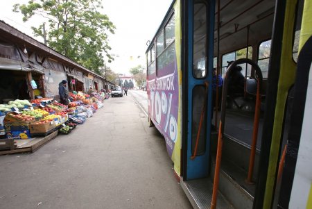 В районе Преображенского парка торговцы устроили незаконную площадку для оптовой торговли овощами (фоторепортаж)