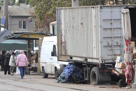 В районе Преображенского парка торговцы устроили незаконную площадку для оптовой торговли овощами (фоторепортаж)