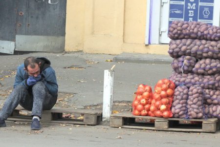 В районе Преображенского парка торговцы устроили незаконную площадку для оптовой торговли овощами (фоторепортаж)