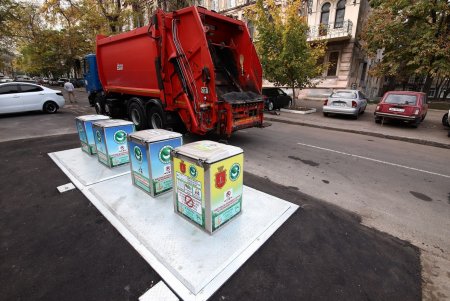 На бульваре Жванецкого установили подземные мусорные контейнеры (фото)
