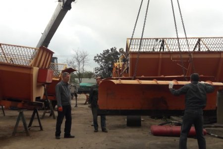 Коммунальщики к зиме переоборудовали поливочные машины под уборку снега и заготовили 20 тонн противогололедной смеси (фото)