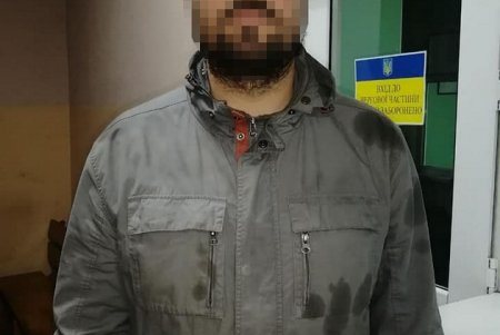 Группе мужчин не дали украсть электротехнику из здания на Шкодовой горе (фото)