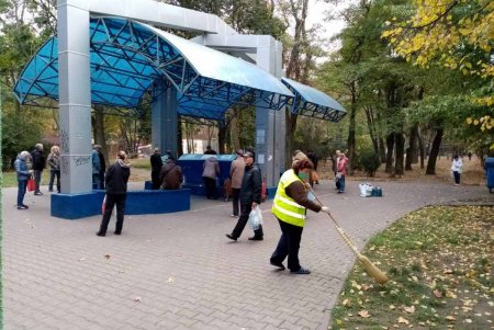 В Малиновском районе коммунальщики привели в порядок бюветные комплексы и памятники (фото)