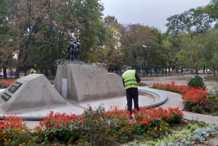 В Малиновском районе коммунальщики привели в порядок бюветные комплексы и памятники (фото)