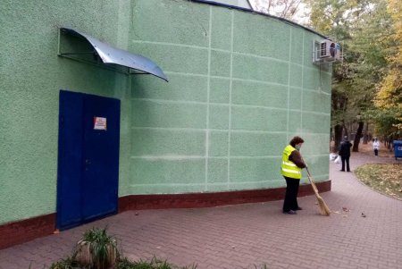 В Малиновском районе коммунальщики привели в порядок бюветные комплексы и памятники (фото)