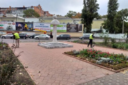 В Малиновском районе коммунальщики привели в порядок бюветные комплексы и памятники (фото)