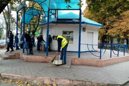 В Малиновском районе коммунальщики привели в порядок бюветные комплексы и памятники (фото)