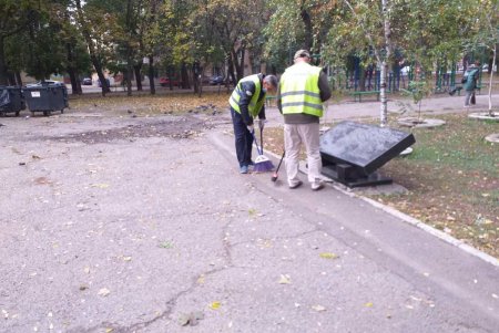 В Малиновском районе коммунальщики привели в порядок бюветные комплексы и памятники (фото)
