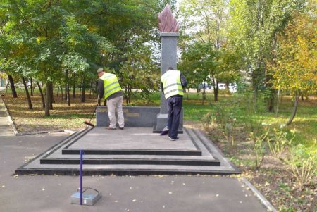 В Малиновском районе коммунальщики привели в порядок бюветные комплексы и памятники (фото)