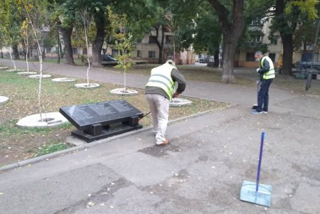 В Малиновском районе коммунальщики привели в порядок бюветные комплексы и памятники (фото)