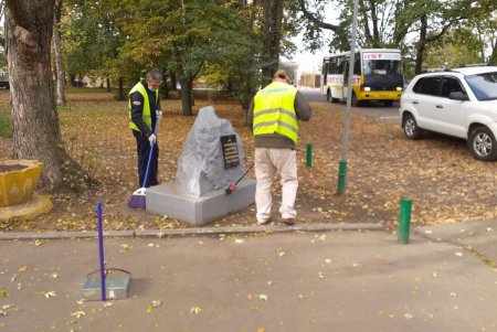В Малиновском районе коммунальщики привели в порядок бюветные комплексы и памятники (фото)