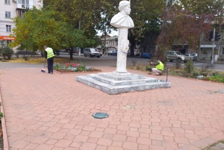 В Малиновском районе коммунальщики привели в порядок бюветные комплексы и памятники (фото)
