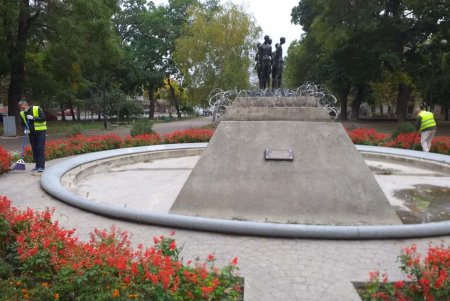 В Малиновском районе коммунальщики привели в порядок бюветные комплексы и памятники (фото)