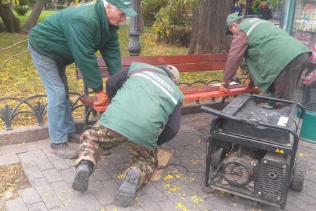 Ежедневно 120 коммунальщиков убирают зеленые зоны города (фото)