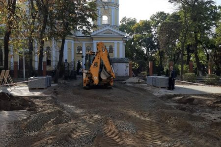 Комфортная зона отдыха: в Алексеевском сквере установили систему полива, монтируют освещение и укладывают плитку (фото)