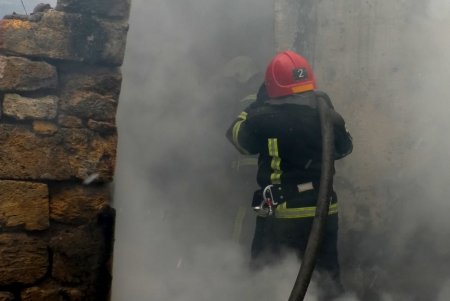 На Педагогической пожар уничтожил квартиру в частном доме (фото)