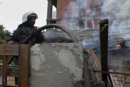 На Педагогической пожар уничтожил квартиру в частном доме (фото)
