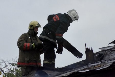 На Педагогической пожар уничтожил квартиру в частном доме (фото)