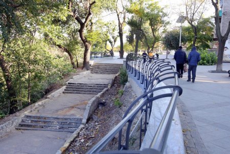 Одесса скорбит: в городе объявлен день траура в память о Михаиле Жванецком (фоторепортаж)