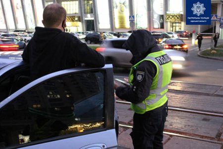 Во время рейда патрульные зафиксировали в городе случаи неправильной парковки и езды по выделенной трамвайной колее (фото)