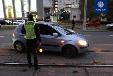 Во время рейда патрульные зафиксировали в городе случаи неправильной парковки и езды по выделенной трамвайной колее (фото)