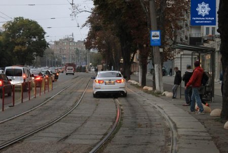 Во время рейда патрульные зафиксировали в городе случаи неправильной парковки и езды по выделенной трамвайной колее (фото)