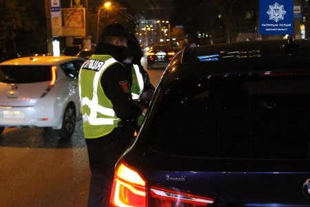 Во время рейда патрульные зафиксировали в городе случаи неправильной парковки и езды по выделенной трамвайной колее (фото)