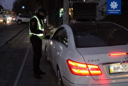 Во время рейда патрульные зафиксировали в городе случаи неправильной парковки и езды по выделенной трамвайной колее (фото)